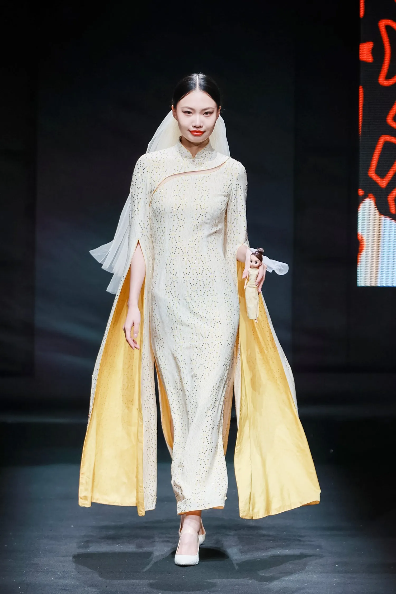 【GATE CARVING】100% Silk Crystal Cheongsam Wedding Gown  (Bell Sleeve / Regular Fit) (鐵閘) (嫁囍金紅)