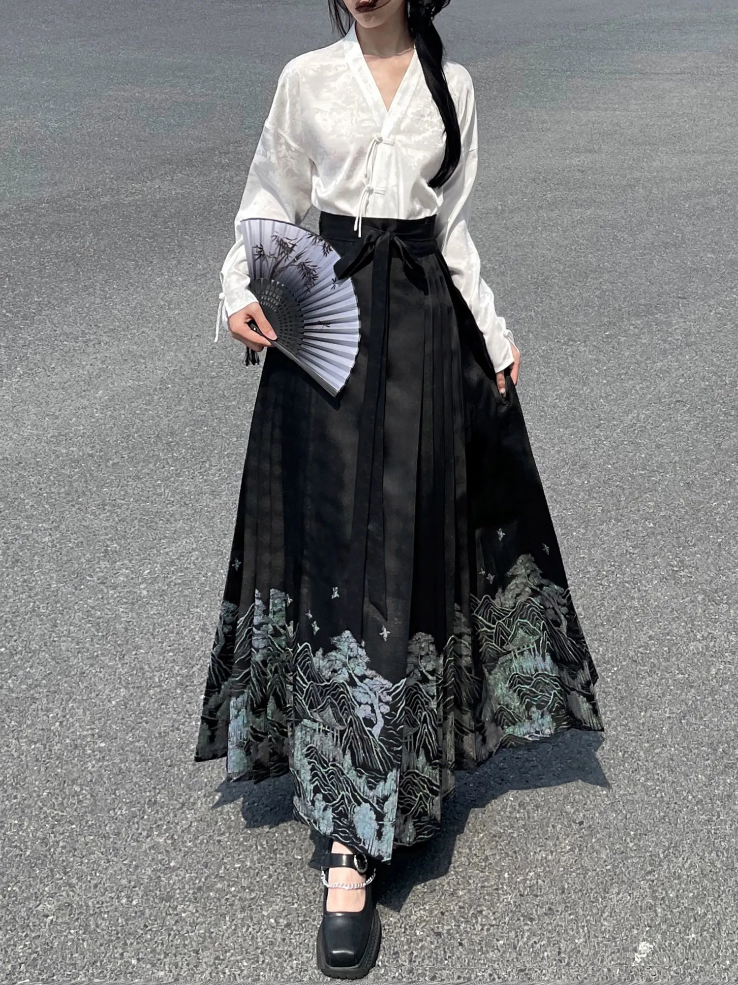 New Chinese Style | Black & White Shirt Women's Horse Face Skirt Suit