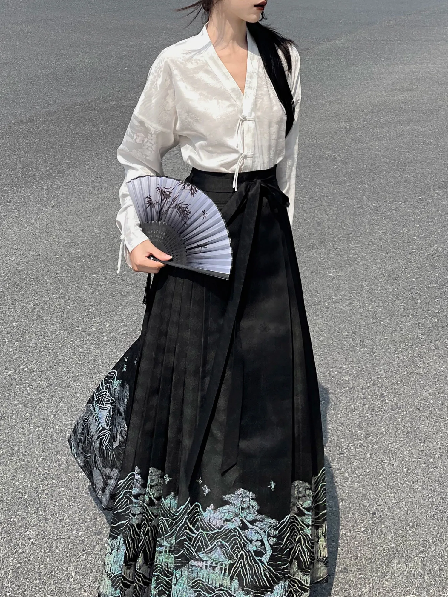 New Chinese Style | Black & White Shirt Women's Horse Face Skirt Suit