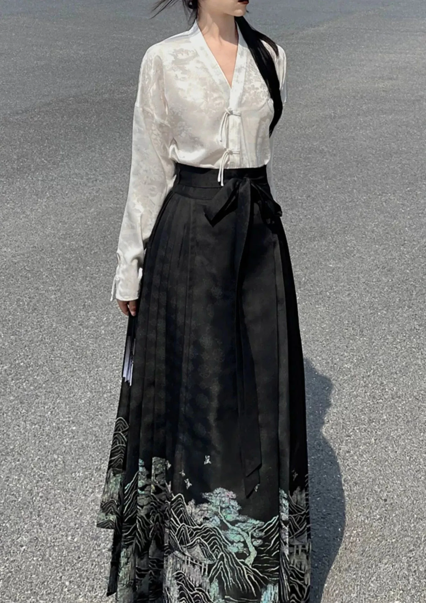 New Chinese Style | Black & White Shirt Women's Horse Face Skirt Suit